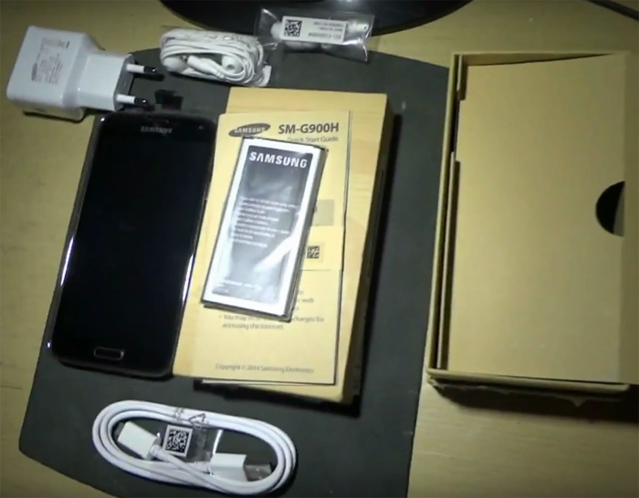 Accessories inside the galaxy S5 box